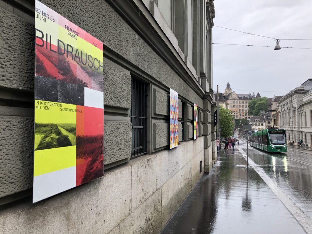 Ein Plakat des Bildrausch Filmfest am Steinberg mit grünem Tram im Hintergrund.