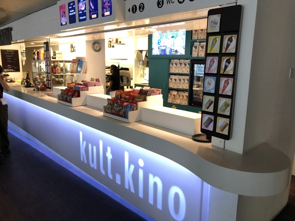 Die Bar des Kult.Kino beleuchtet mit blauem Neonlicht.