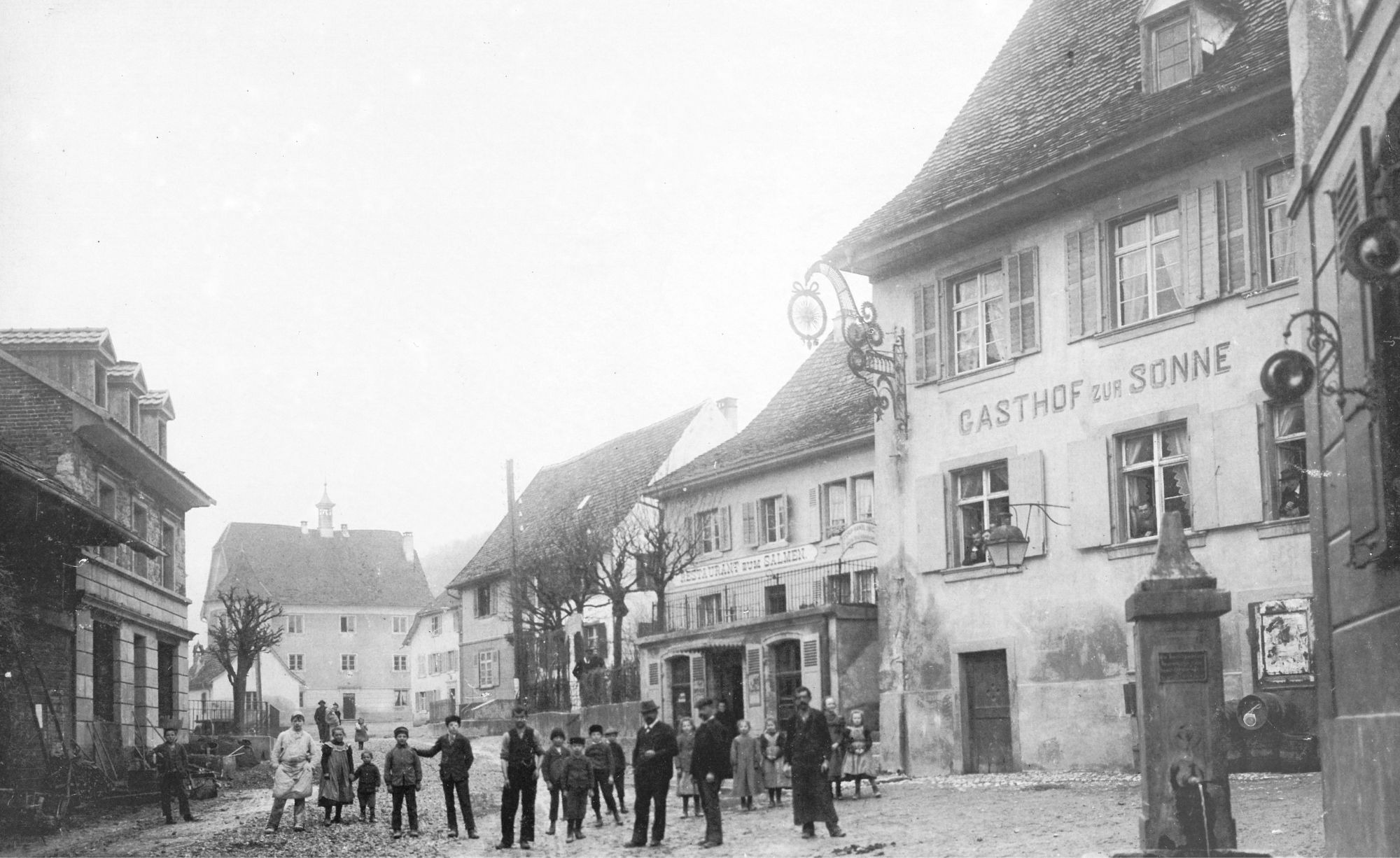 Der Gasthof zur Sonne mit dem Gemeinde-Schloss im Hintergrund.