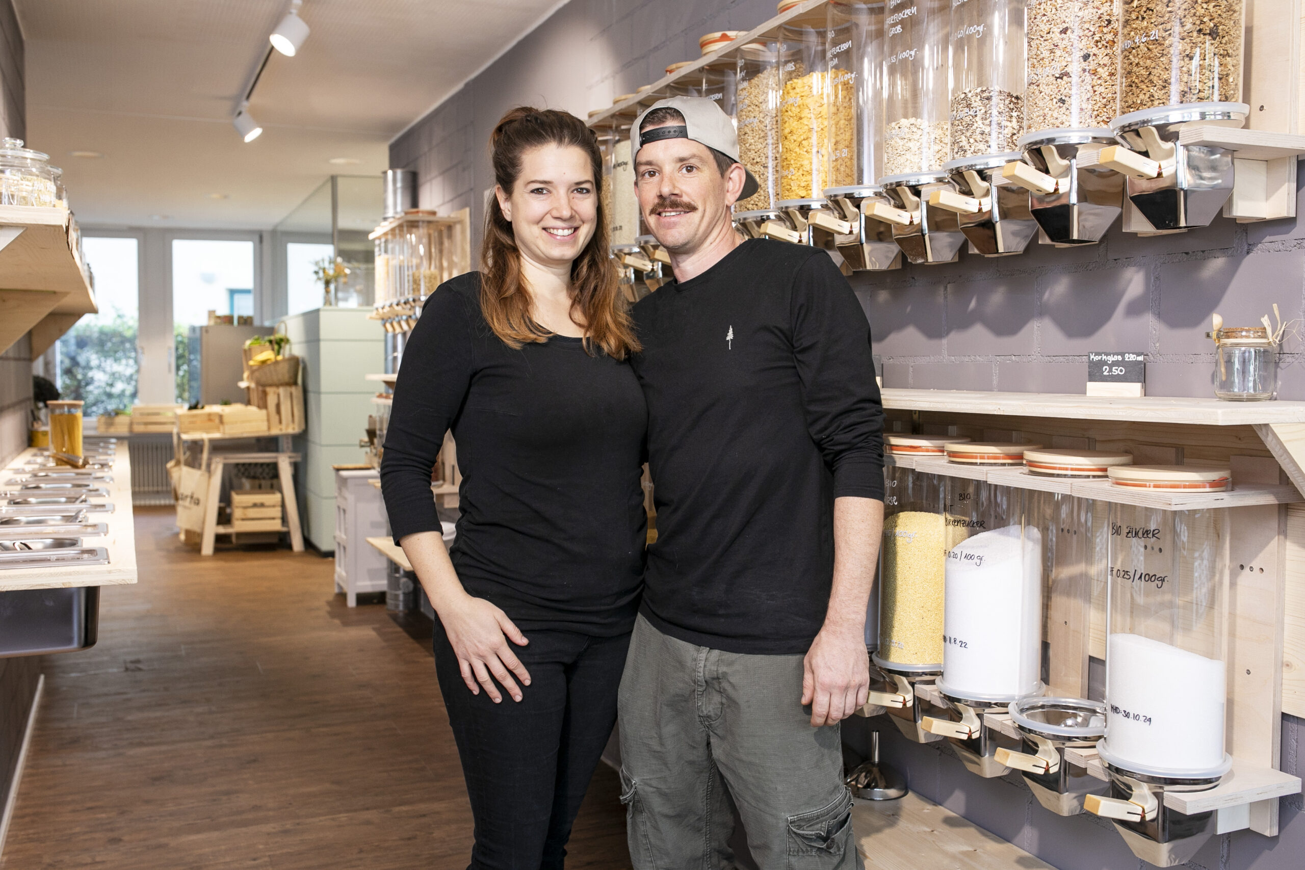 Selina Keller und ihr Partner Stephan in ihrem Unverpackt-Laden «Marta» in Turgi.