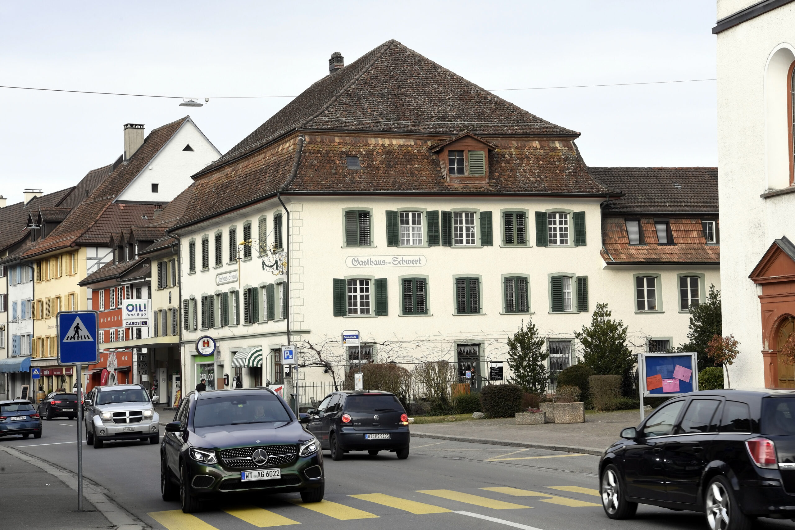 Durchgangsverkehr auf der Schwertgasse in Bad Zurzach.