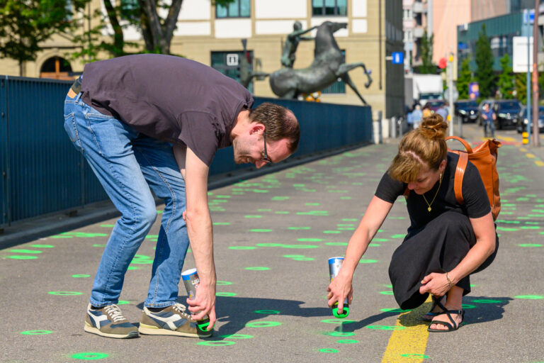 Auf der Bahnhofbrücke in Olten sind alle Kaugummis mit grüner Sprayfarbe umrandet.